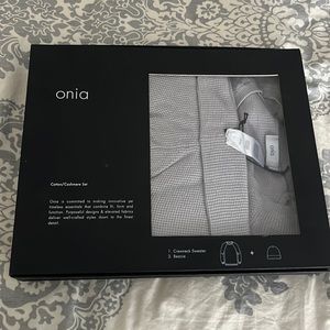 ONIA MEN GOFT SET SWEATER AND HAT NWT